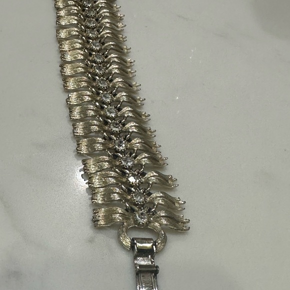 Vintage Lisner silver tone link bracelet - Picture 2 of 9